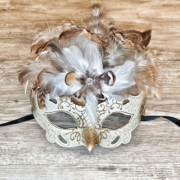 Exotic Feathered Ladies Masquerade Mask Venetian Cateye Ivory Crème - Picture 4 of 8